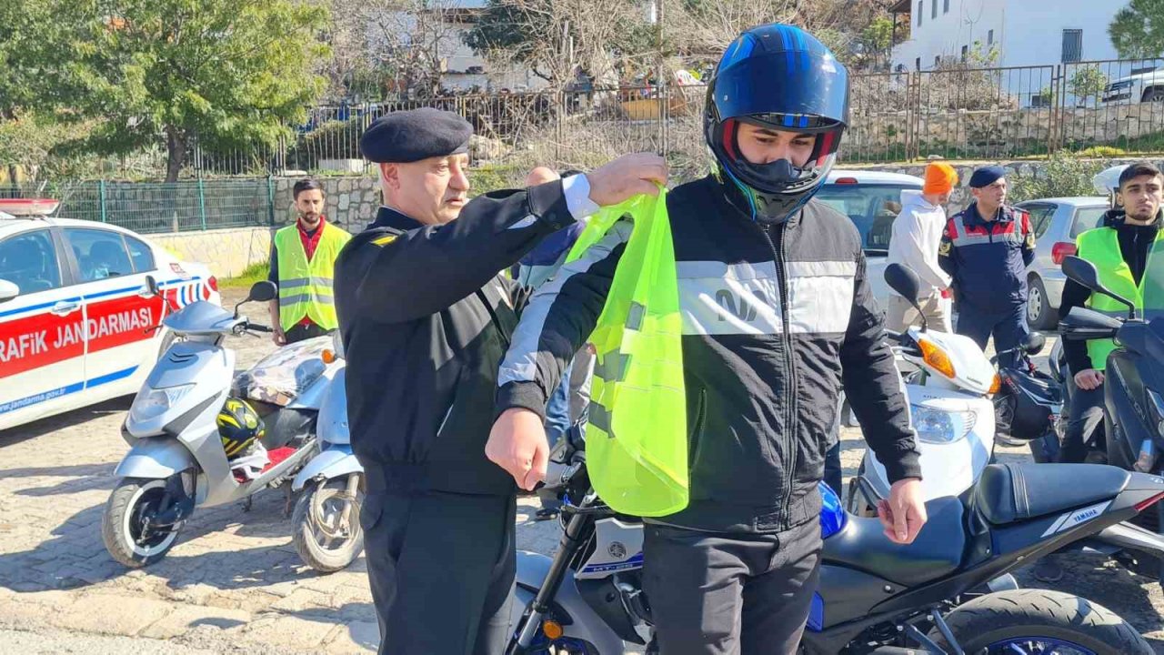 6 ayda 700’den fazla yelek dağıtıldı