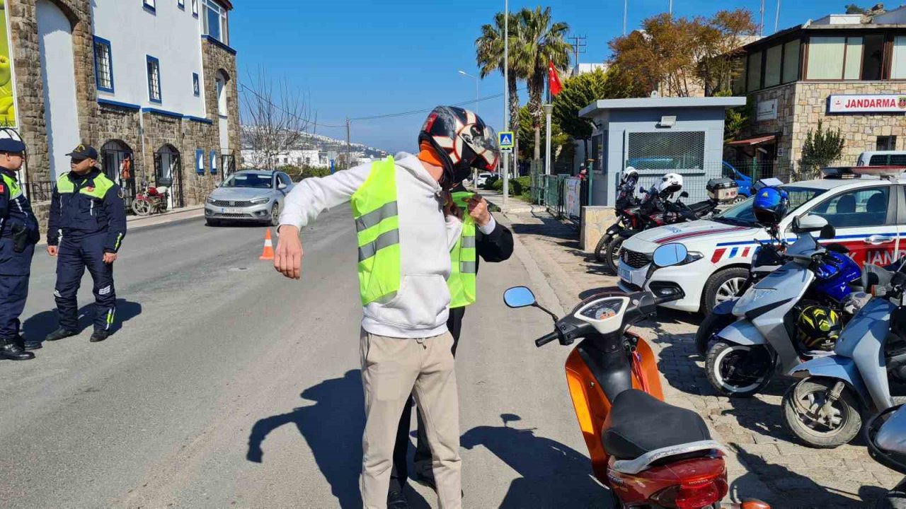 6 ayda 700’den fazla yelek dağıtıldı