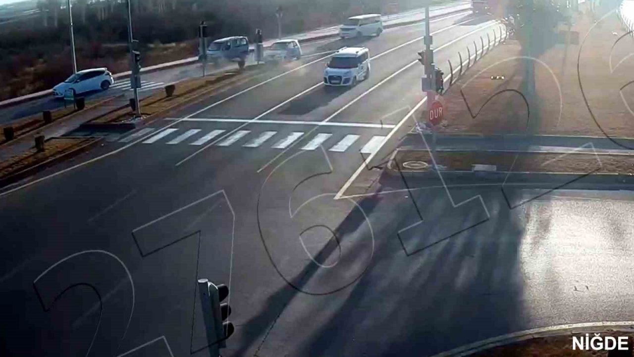 Işıkta bekleyen araca çarptı