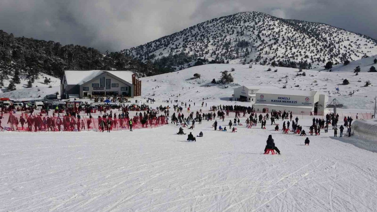 Denizli Kayak Merkezi, snowboard ve yamaç paraşütü tutkunlarının gözde mekanı oldu