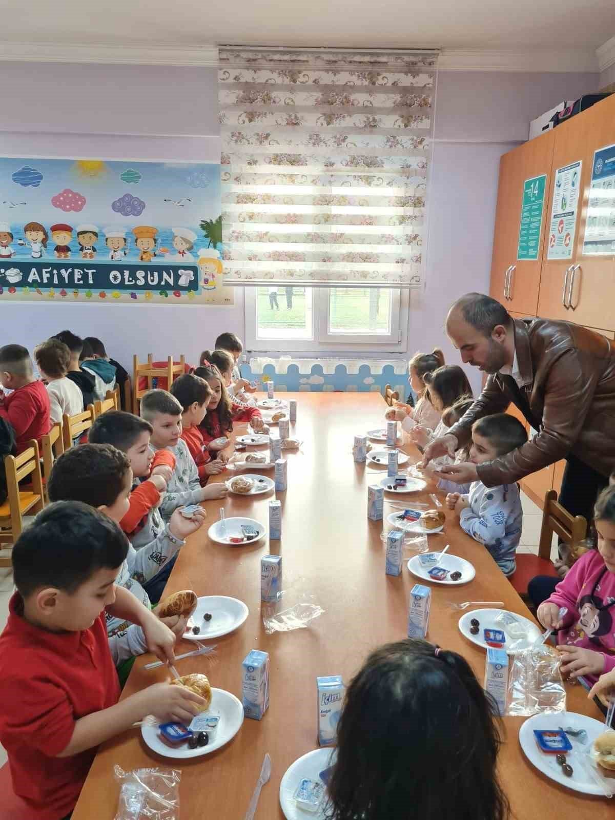 Okul öncesi öğrencilere 5 gün ücretsiz yemek uygulaması başladı