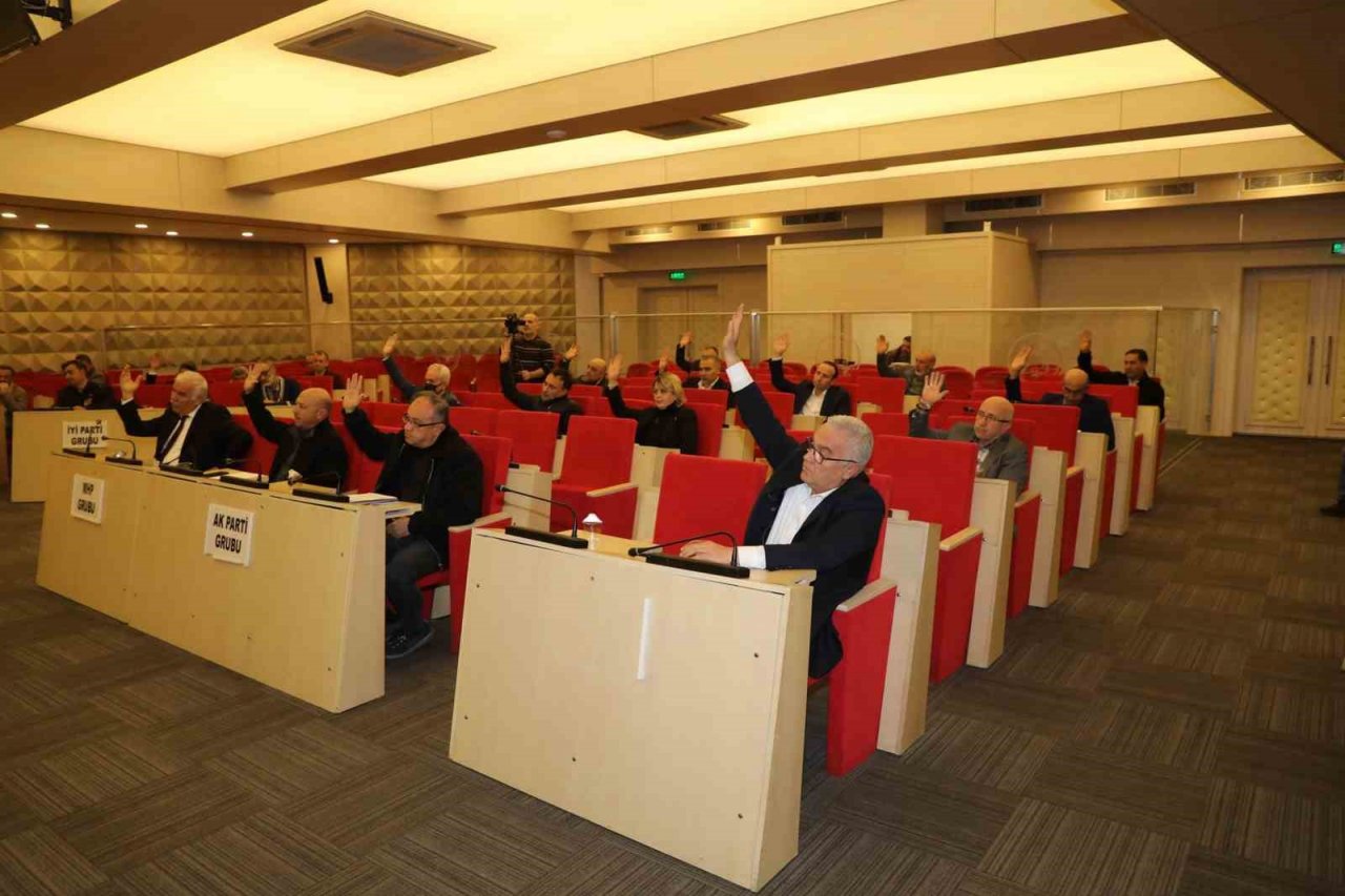 22 aracımız ve 100’ün üzerinde personelimiz deprem bölgesinde görev yapıyor