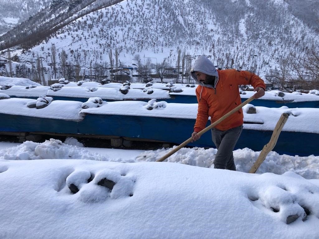 Şırnak’ta kar yağışıyla birlikte bal arıları yeni kış uykusuna yattı