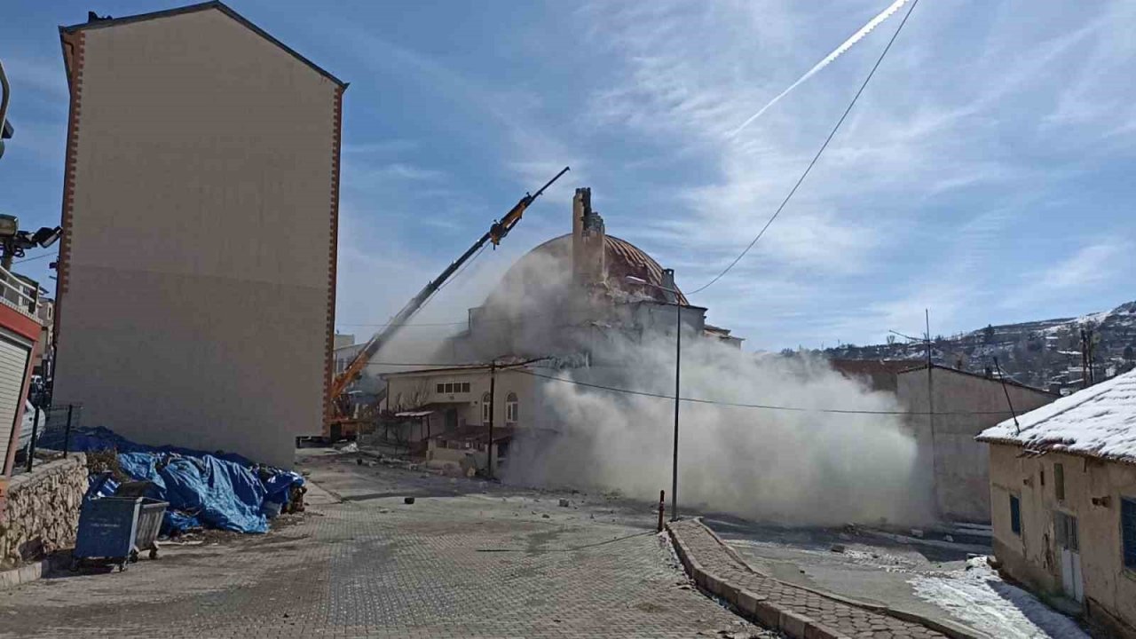Depremde hasar gören minareler yıkılıyor