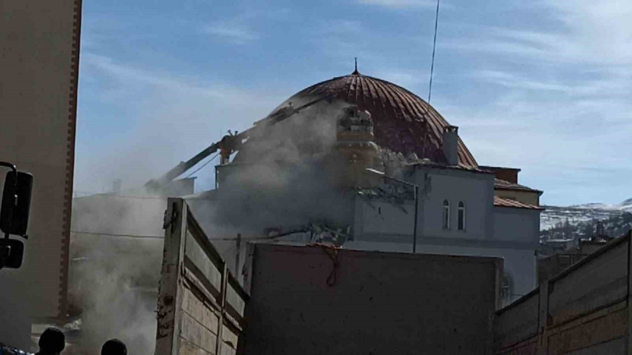 Depremde hasar gören minareler yıkılıyor