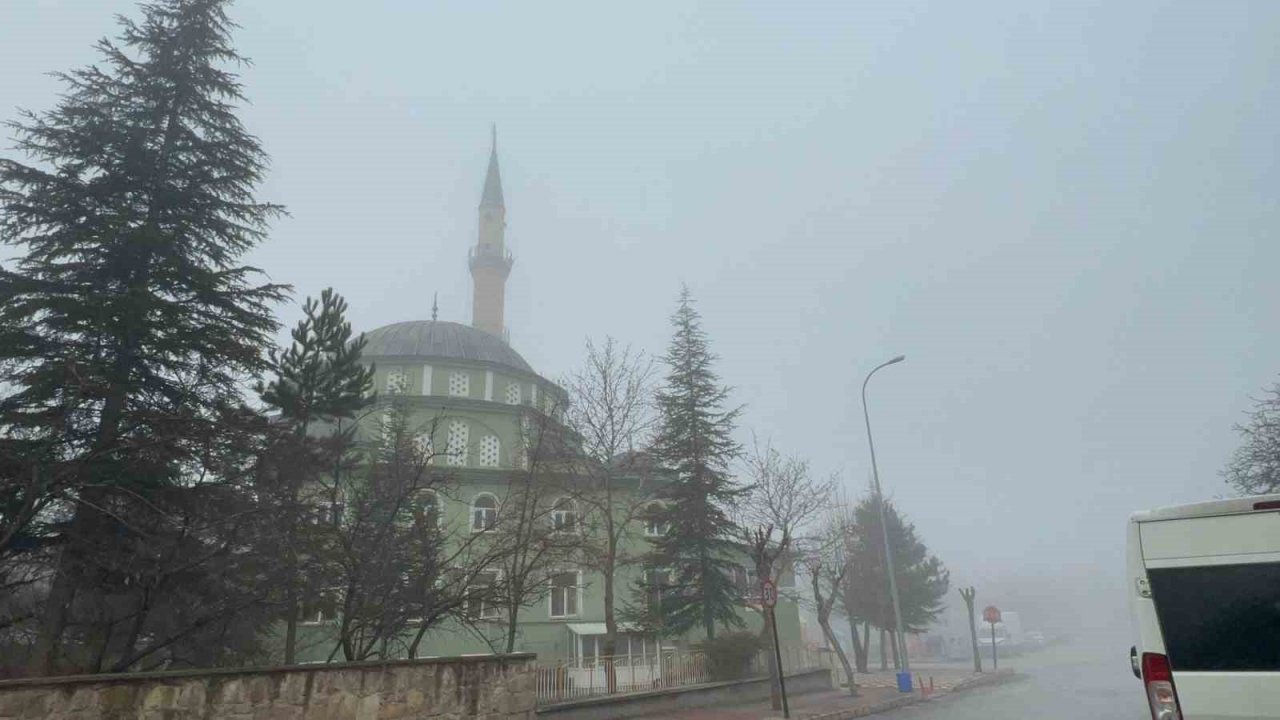 Afyonkarahisar’da sis etkisini gösterdi