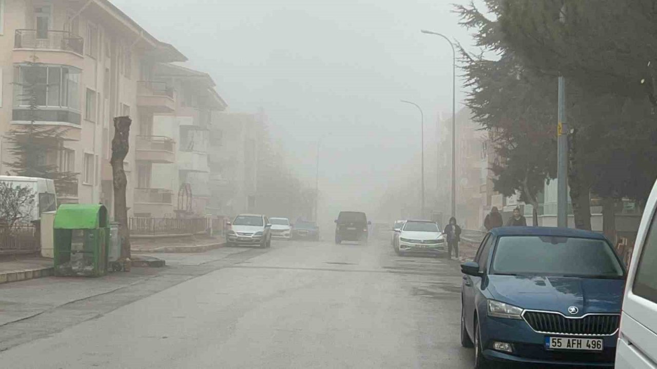 Afyonkarahisar’da sis etkisini gösterdi