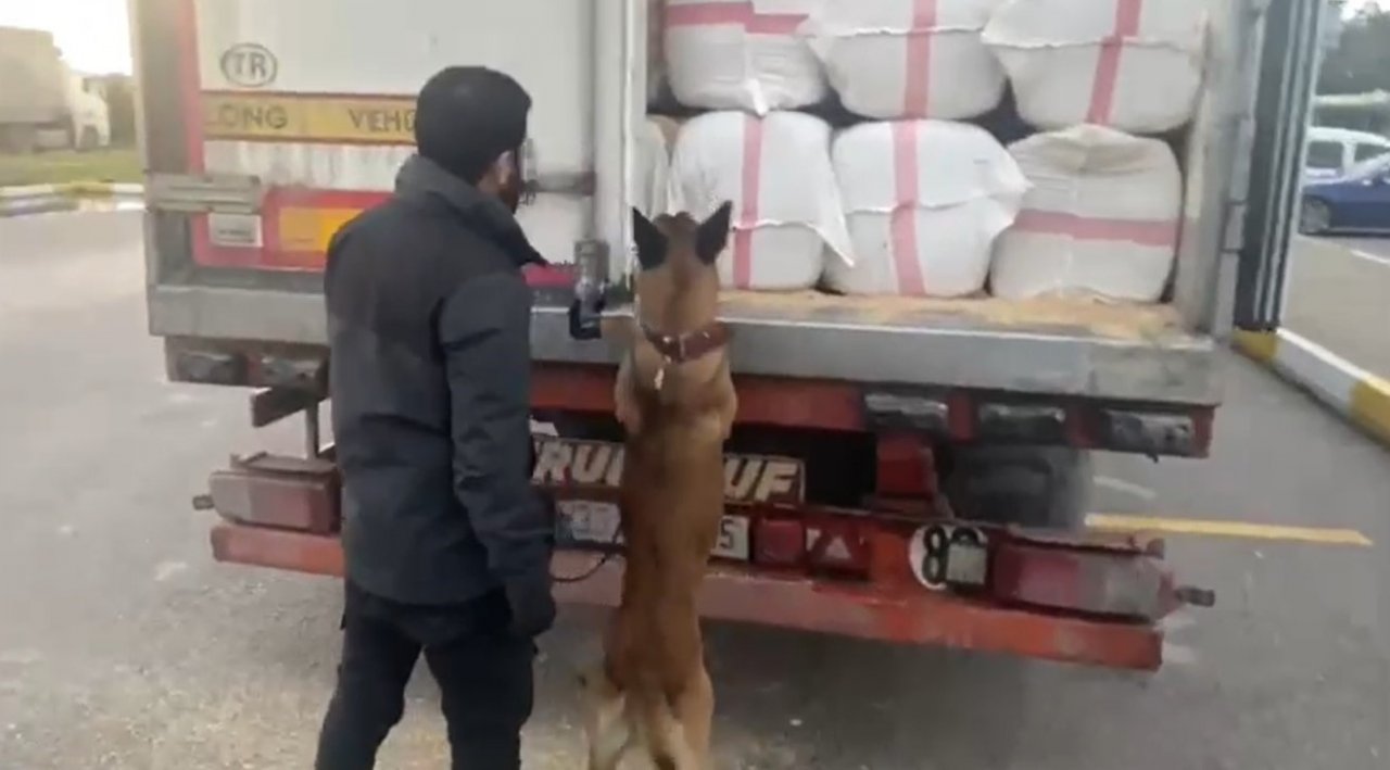 TEM’de durdurulan saman yüklü tırdan 99 kilo eroin çıktı