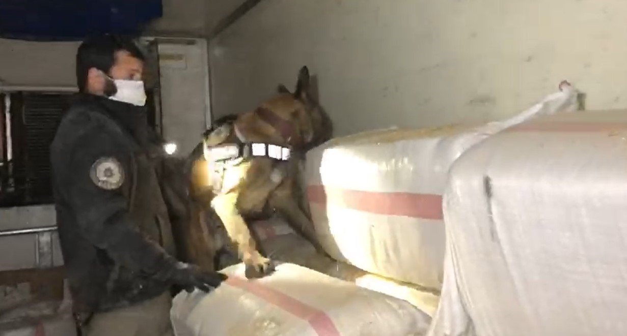 TEM’de durdurulan saman yüklü tırdan 99 kilo eroin çıktı