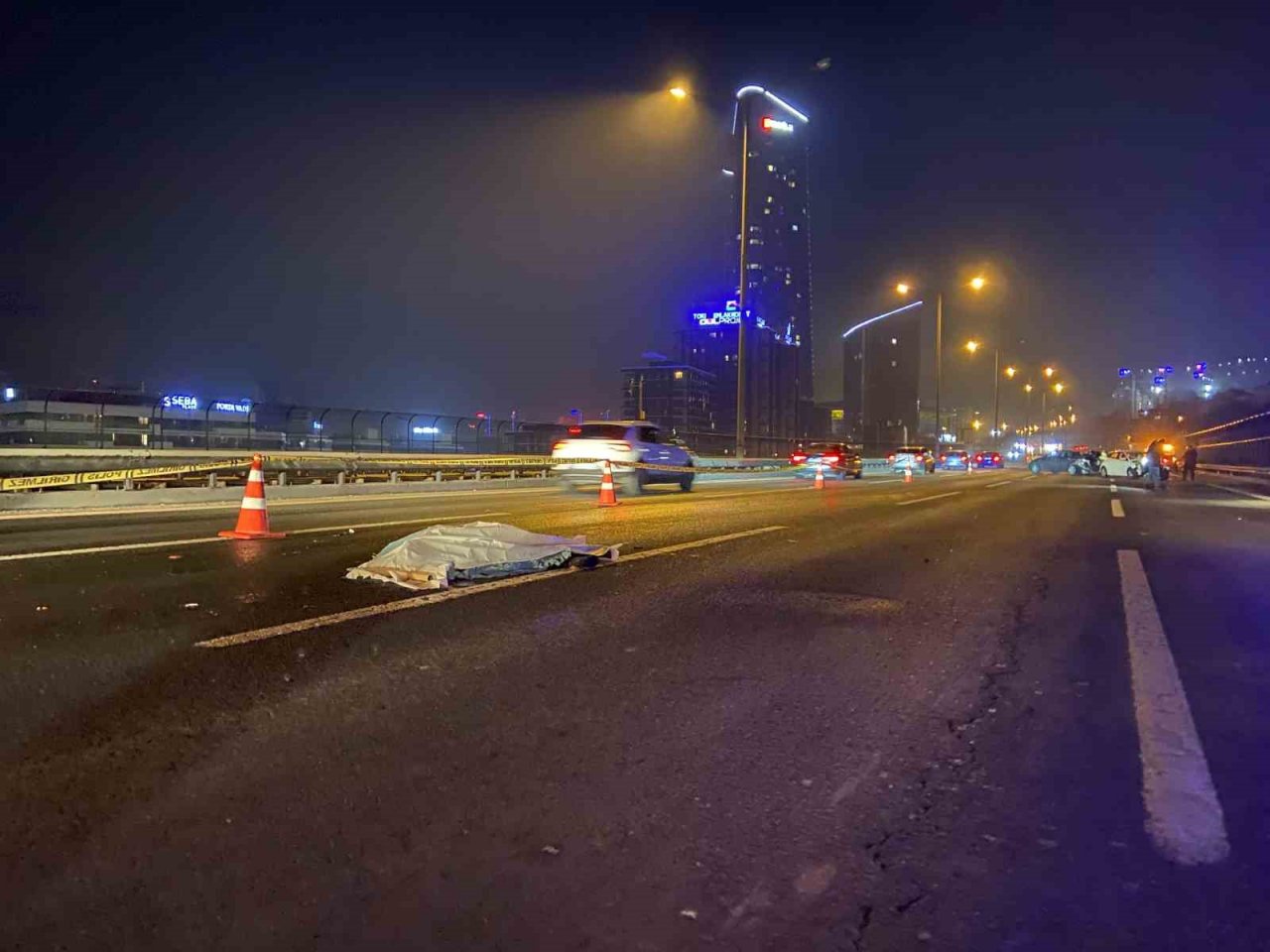 TEM Otoyolu’nda seyir halindeki otomobilden düşen şahıs iki aracın çarpması sonucu öldü