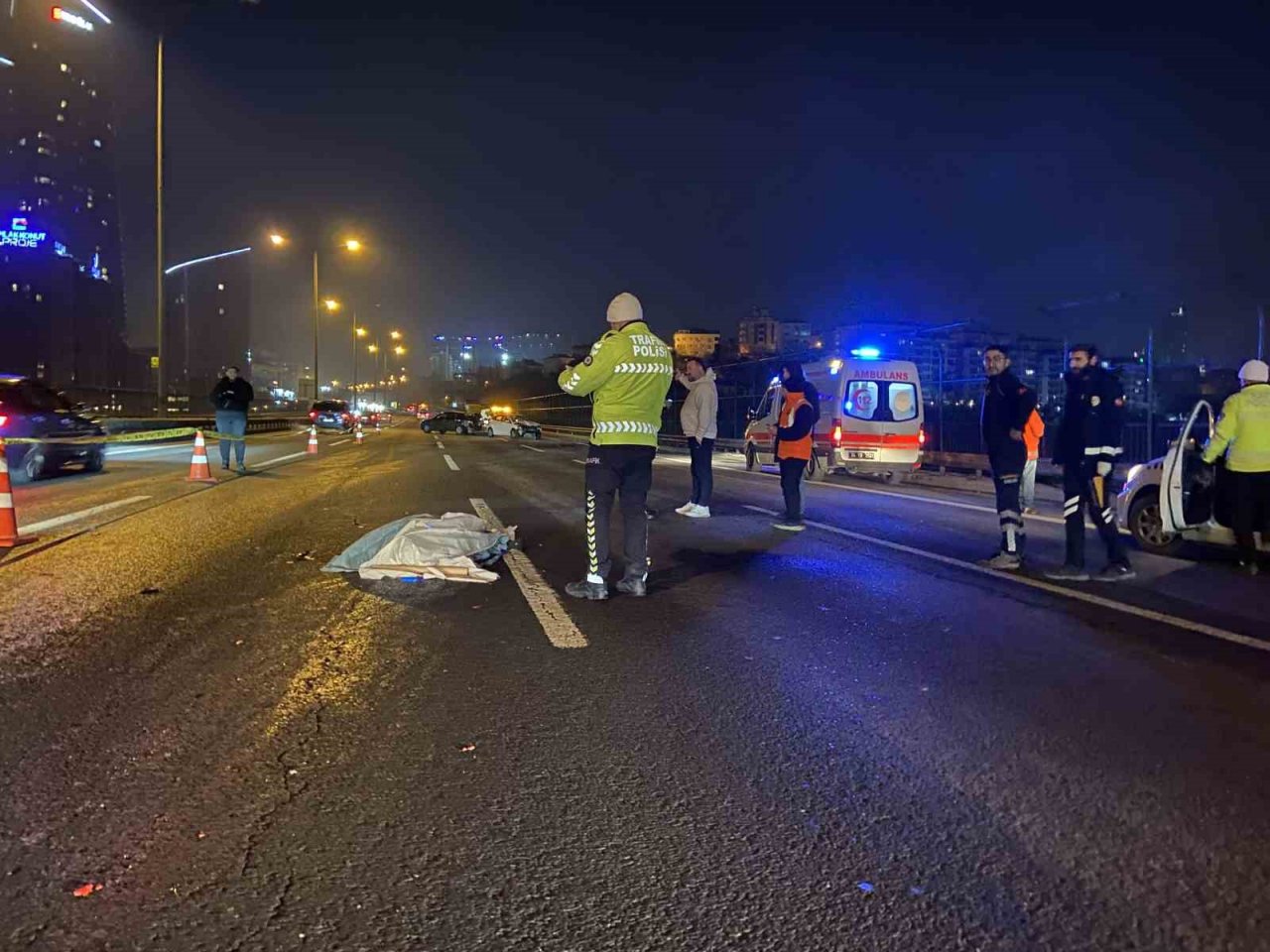 TEM Otoyolu’nda seyir halindeki otomobilden düşen şahıs iki aracın çarpması sonucu öldü
