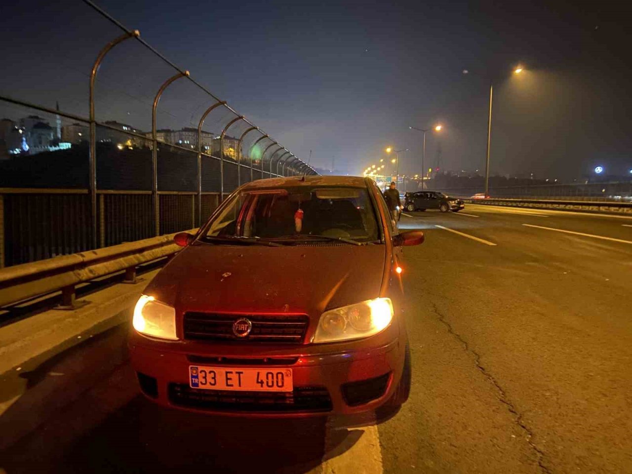 TEM Otoyolu’nda seyir halindeki otomobilden düşen şahıs iki aracın çarpması sonucu öldü