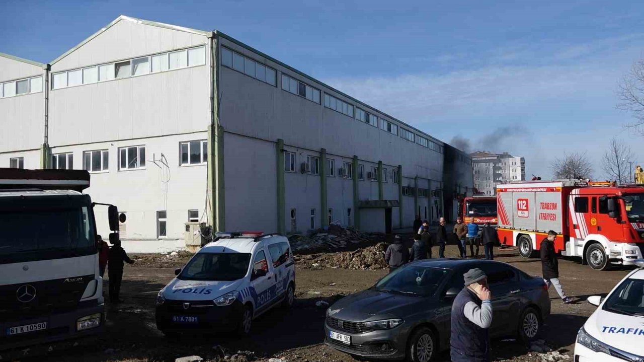 Trabzon’un Arsin ilçesinde bir depoda çıkan yangın ve yoğun duman paniğe neden oldu