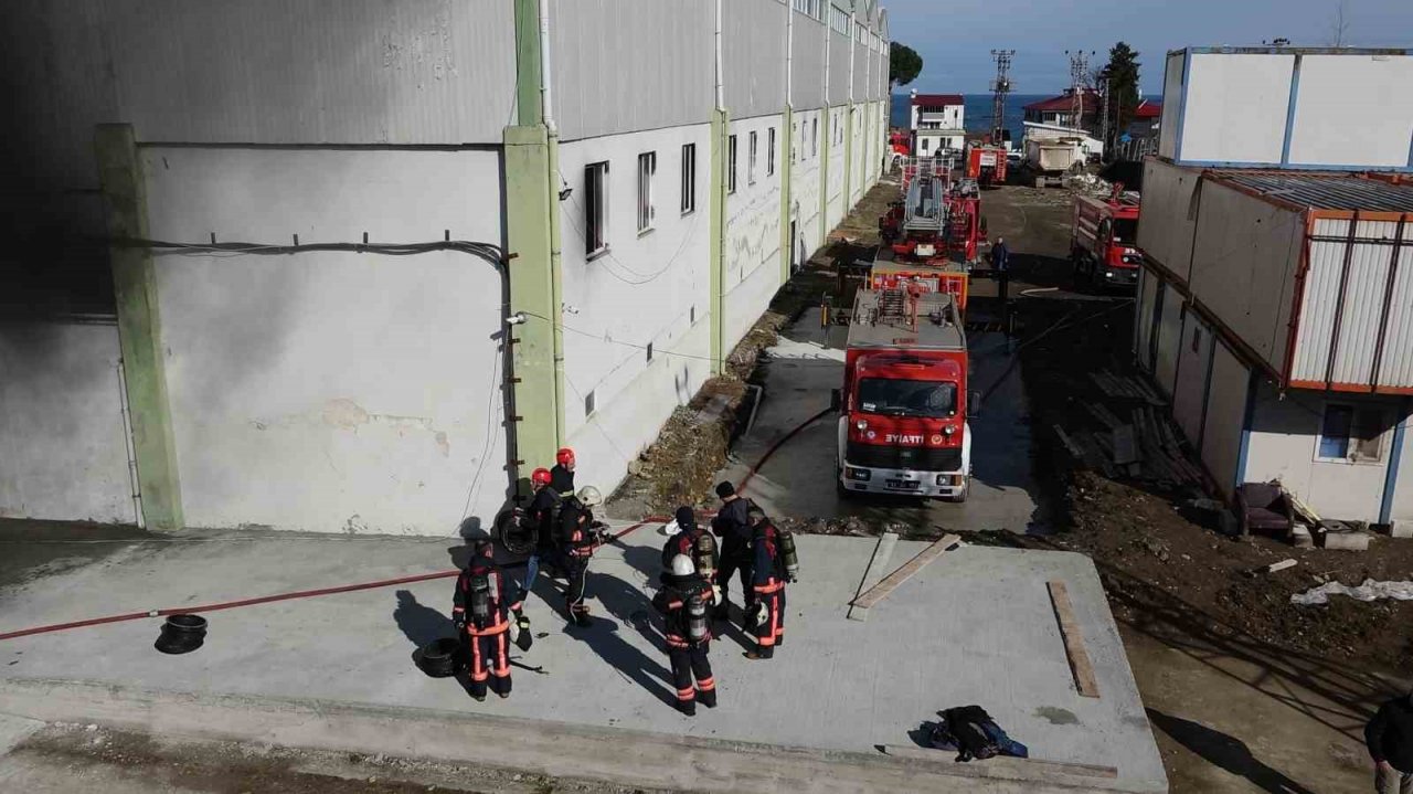 Trabzon’un Arsin ilçesinde bir depoda çıkan yangın ve yoğun duman paniğe neden oldu