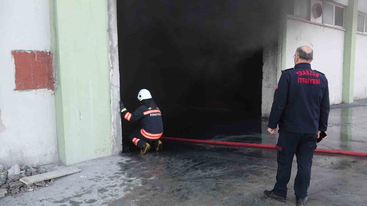 Trabzon’un Arsin ilçesinde bir depoda çıkan yangın ve yoğun duman paniğe neden oldu