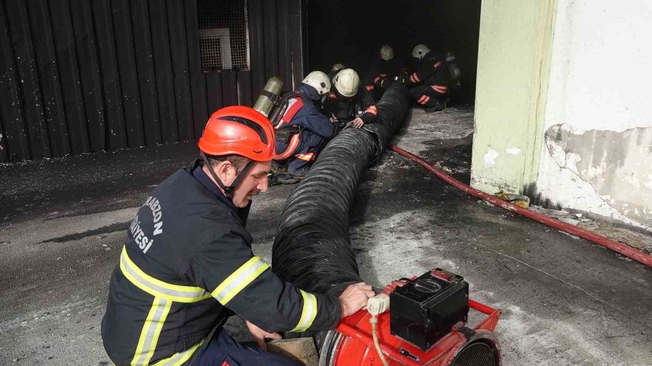 Trabzon’un Arsin ilçesinde bir depoda çıkan yangın ve yoğun duman paniğe neden oldu