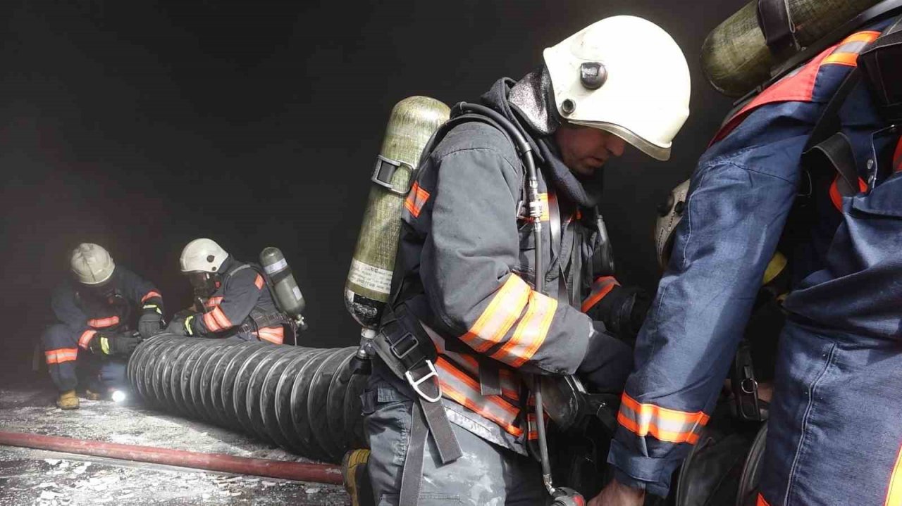 Trabzon’un Arsin ilçesinde bir depoda çıkan yangın ve yoğun duman paniğe neden oldu