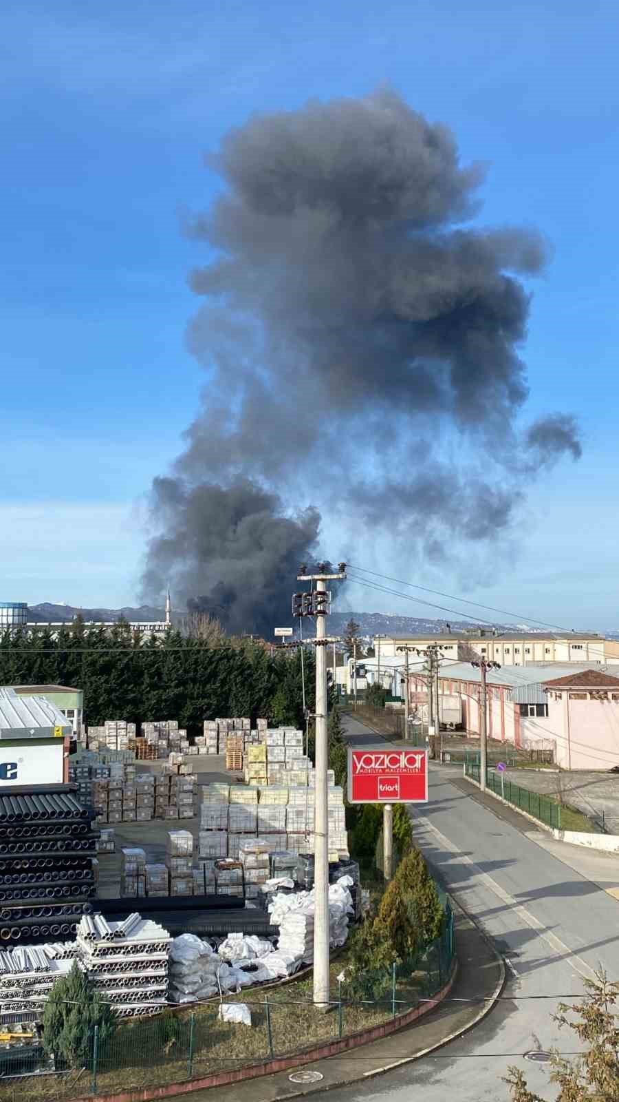 Trabzon’un Arsin ilçesinde bir depoda çıkan yangın ve yoğun duman paniğe neden oldu
