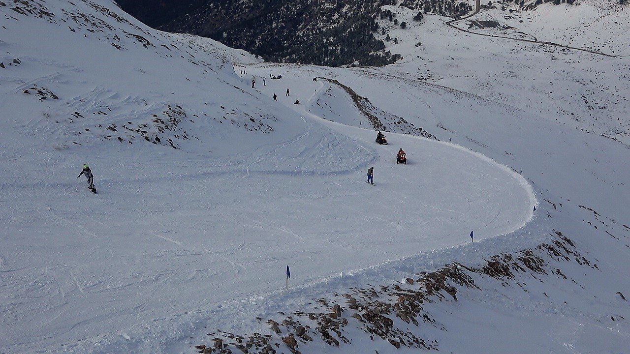Denizli Kayak Merkezi, snowboard ve yamaç paraşütü tutkunlarının gözde mekanı oldu
