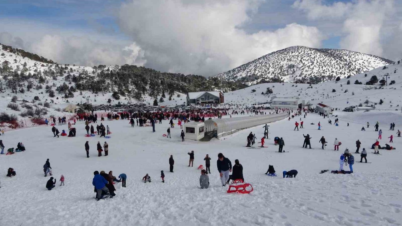 Denizli Kayak Merkezi, snowboard ve yamaç paraşütü tutkunlarının gözde mekanı oldu