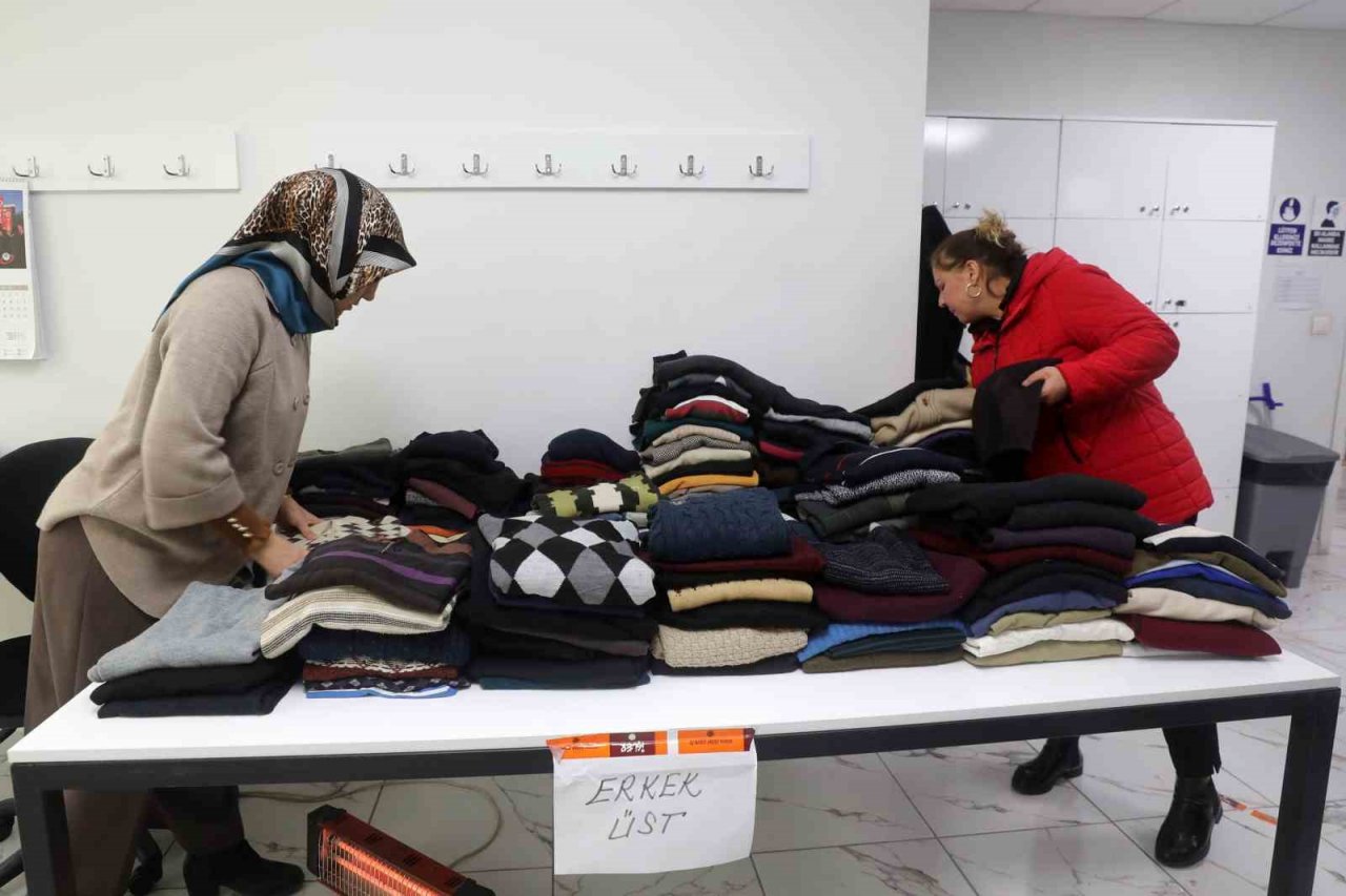 Depremzedelere kıyafet desteği