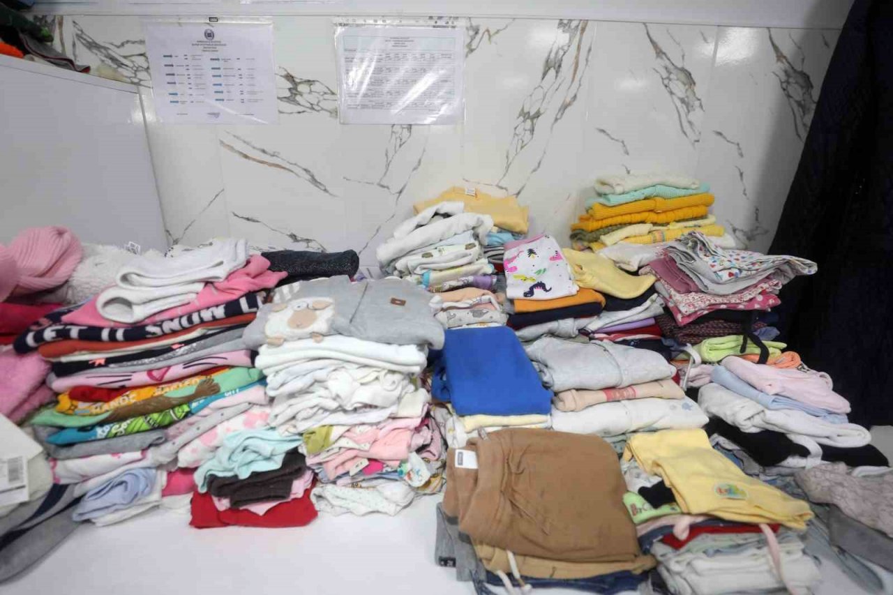 Depremzedelere kıyafet desteği