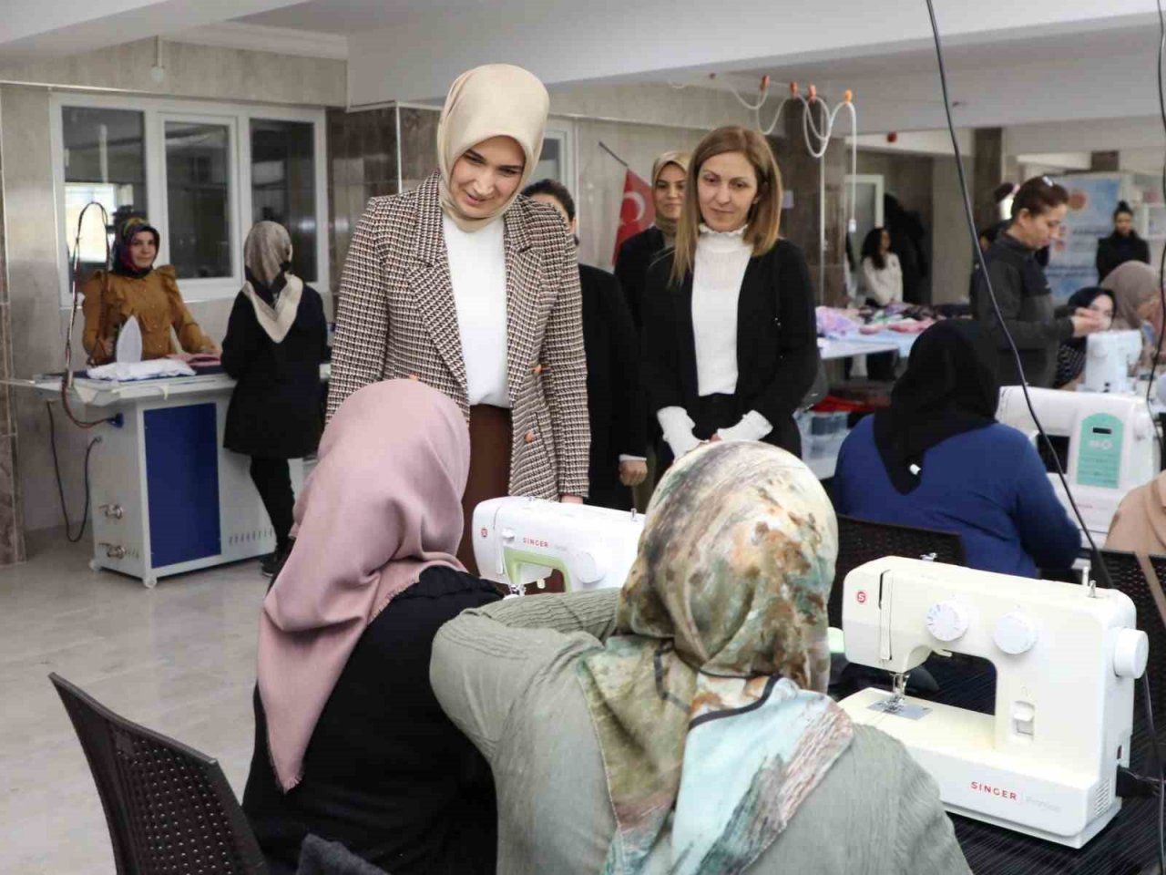 Kadın kültür Evi’nde depremzedeler için binlerce ürün dikildi
