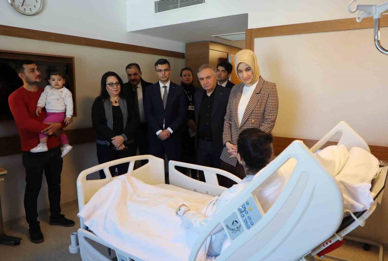 Vali doğum yapan depremzede anneleri tebrik etti