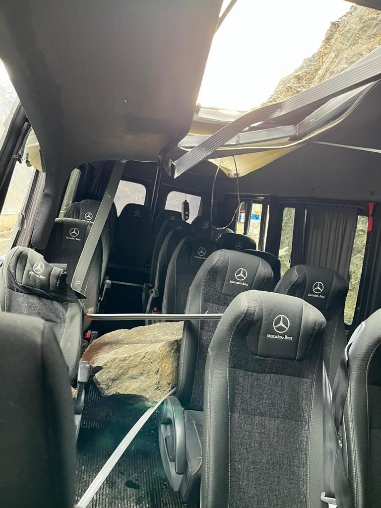 Yamaçtan kopan kayalar servis aracına isabet etti: 4 kişi yaralı