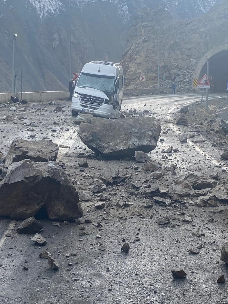Yamaçtan kopan kayalar servis aracına isabet etti: 4 kişi yaralı