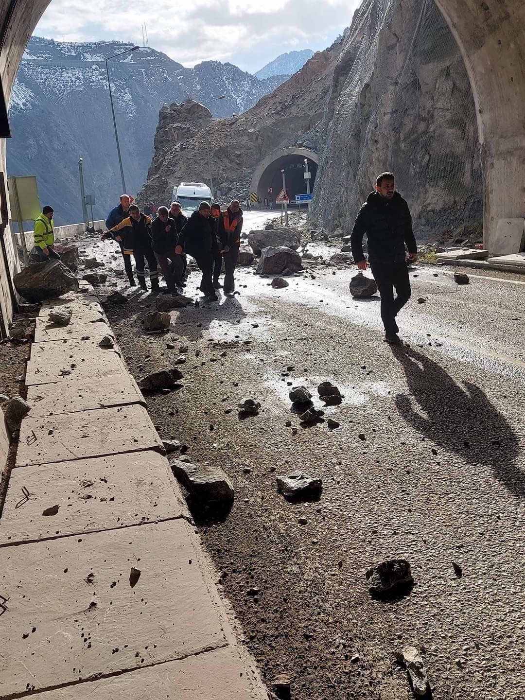 Yamaçtan kopan kayalar servis aracına isabet etti: 4 kişi yaralı