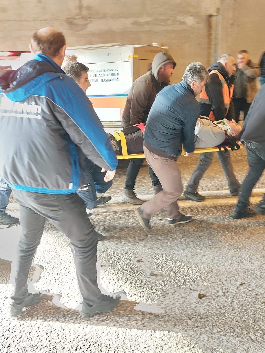 Yamaçtan kopan kayalar servis aracına isabet etti: 4 kişi yaralı