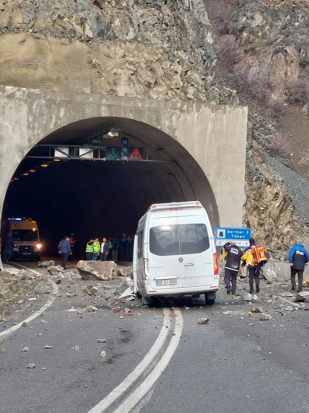 Yamaçtan kopan kayalar servis aracına isabet etti: 4 kişi yaralı
