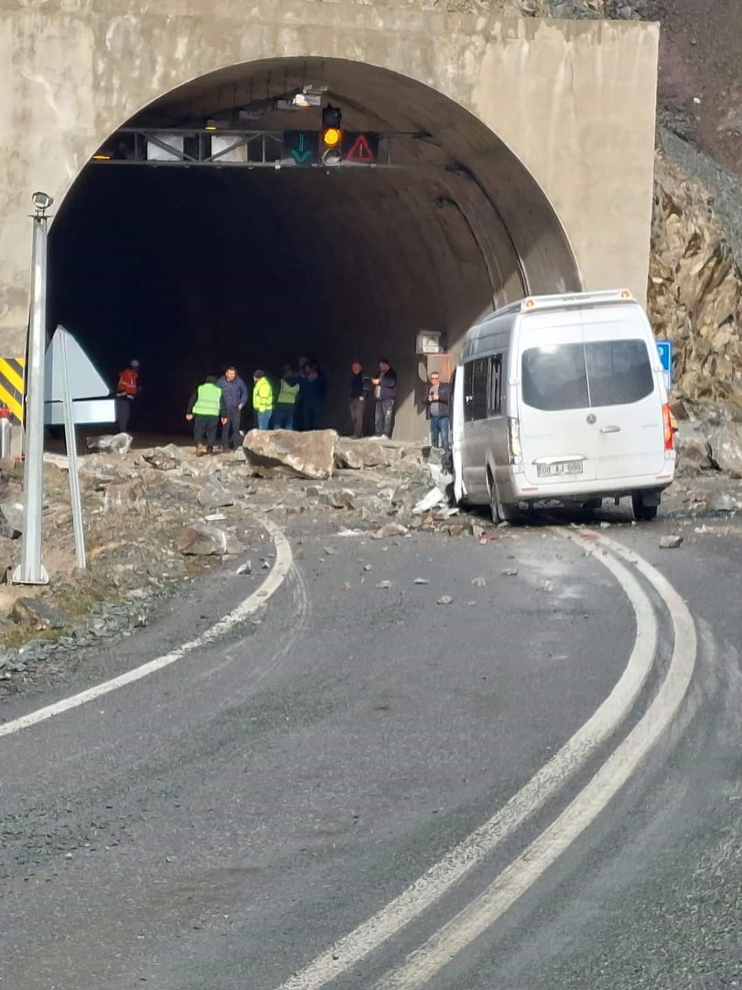 Yamaçtan kopan kayalar servis aracına isabet etti: 4 kişi yaralı