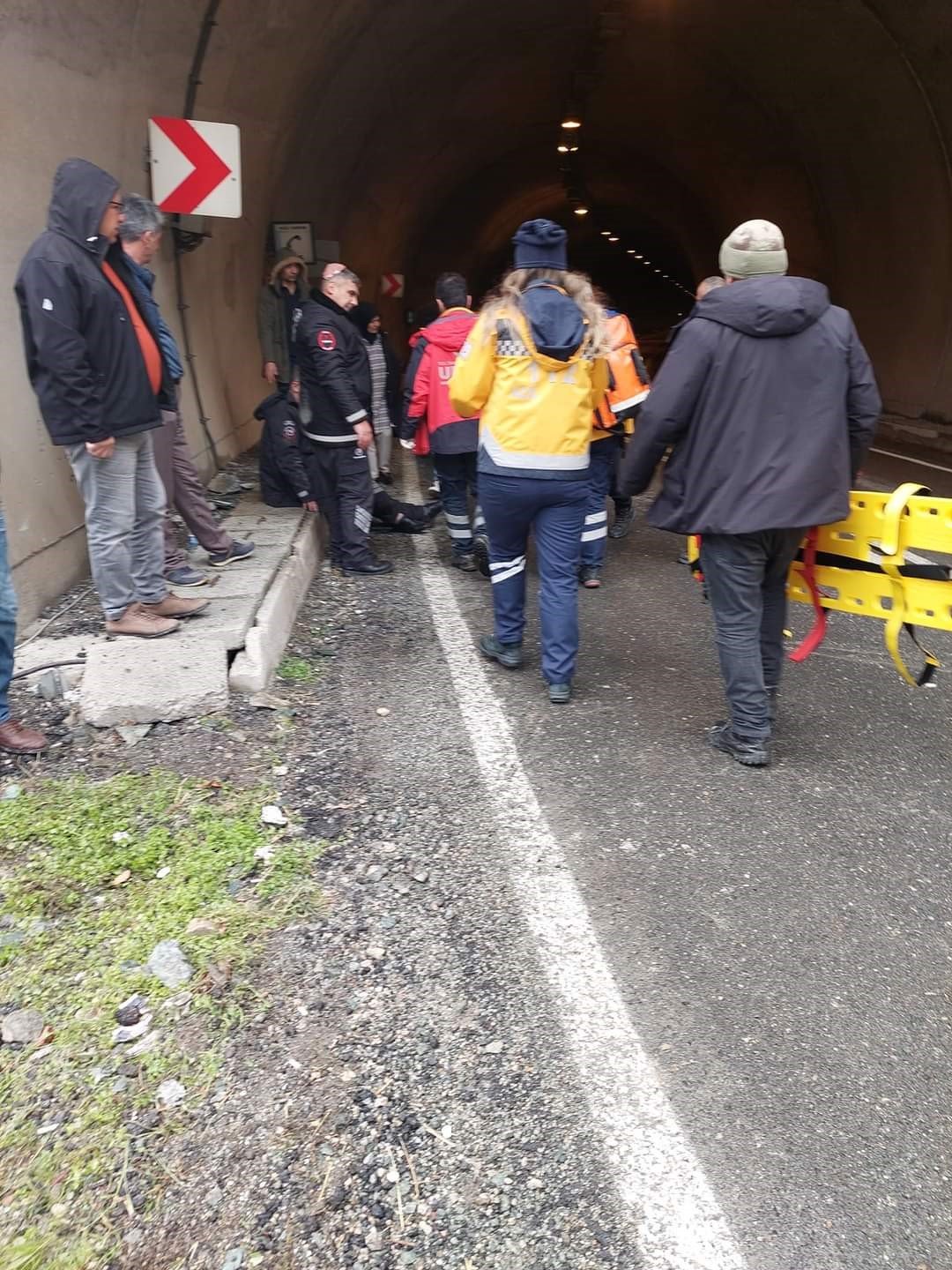 Yamaçtan kopan kayalar servis aracına isabet etti: 4 kişi yaralı