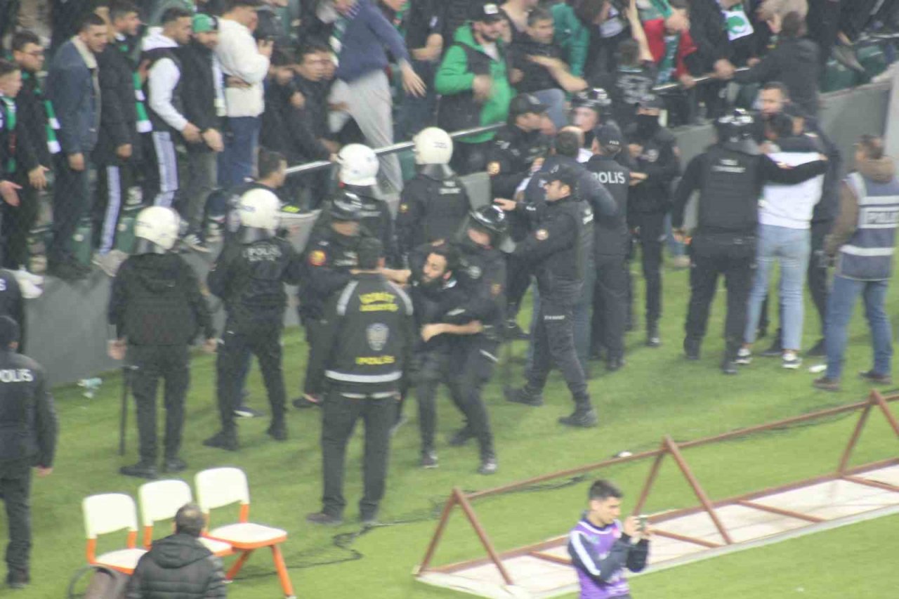 Sahaya atlayıp Kocaelispor tribününe Sakaryaspor atkısı açınca ortalık karıştı