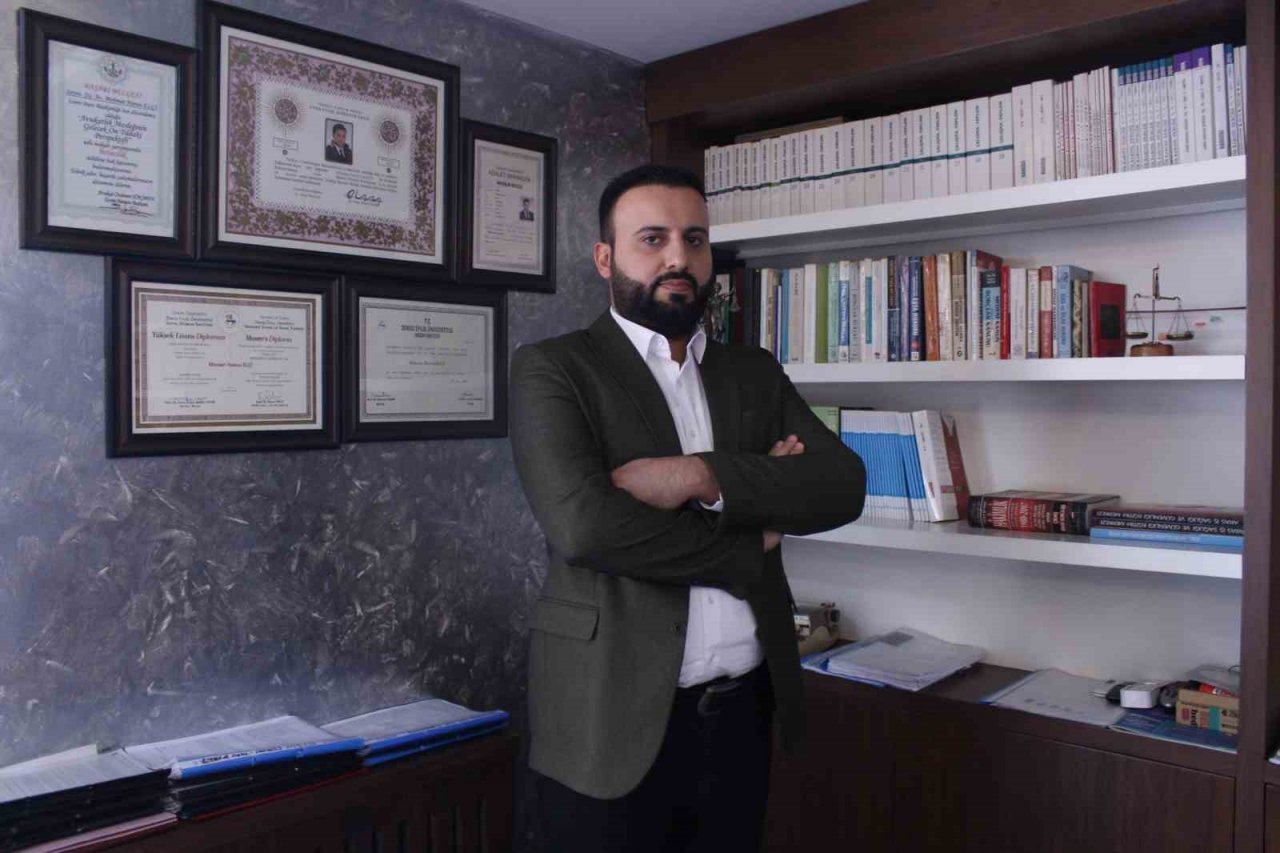 Aracın kaputunda kilometrelerce sürüklendi