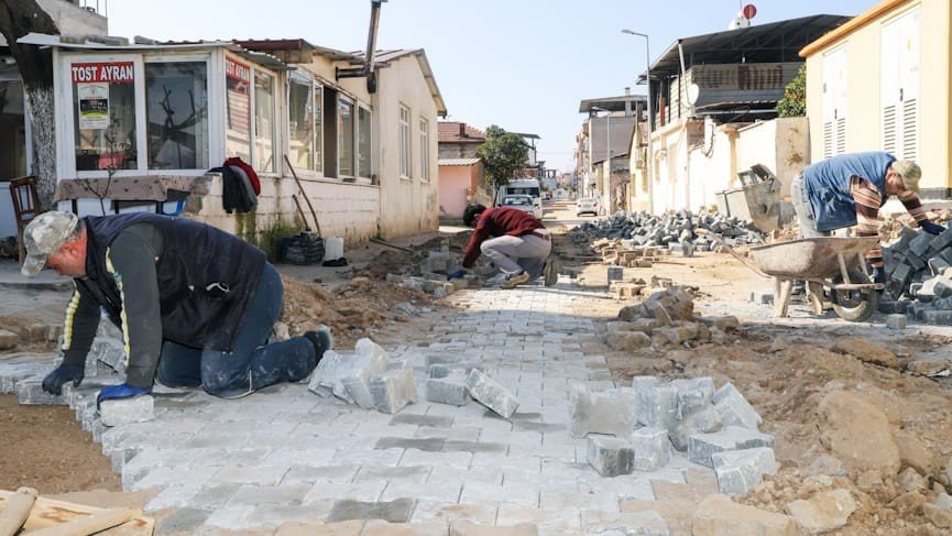 Köşk Belediyesi, doğalgaz hattı çalışması yapılan yolları düzenliyor