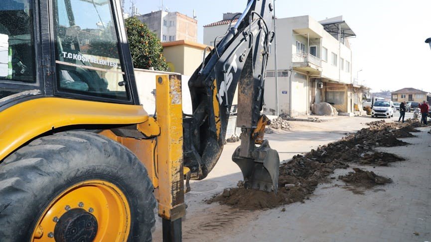 Köşk Belediyesi, doğalgaz hattı çalışması yapılan yolları düzenliyor