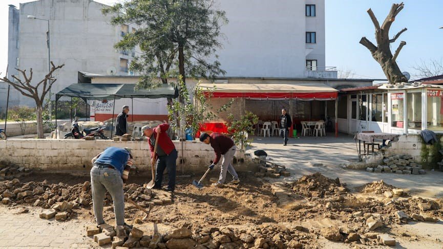 Köşk Belediyesi, doğalgaz hattı çalışması yapılan yolları düzenliyor