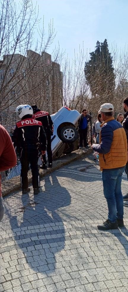 Okul bahçesine düşen araç bir kişiyi yaraladı