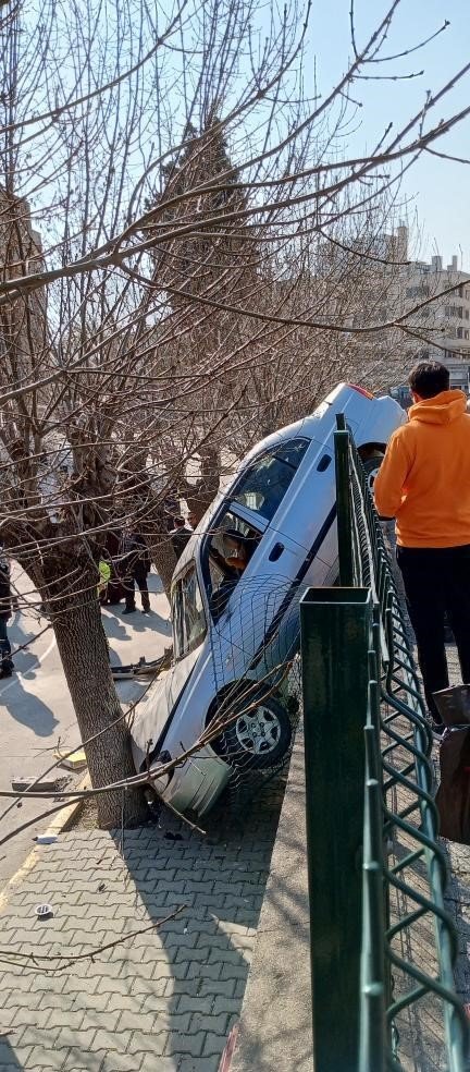 Okul bahçesine düşen araç bir kişiyi yaraladı