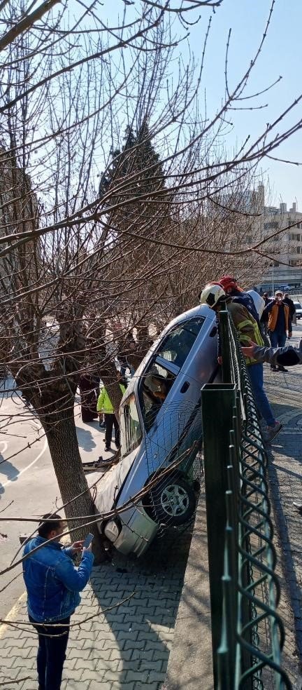 Okul bahçesine düşen araç bir kişiyi yaraladı