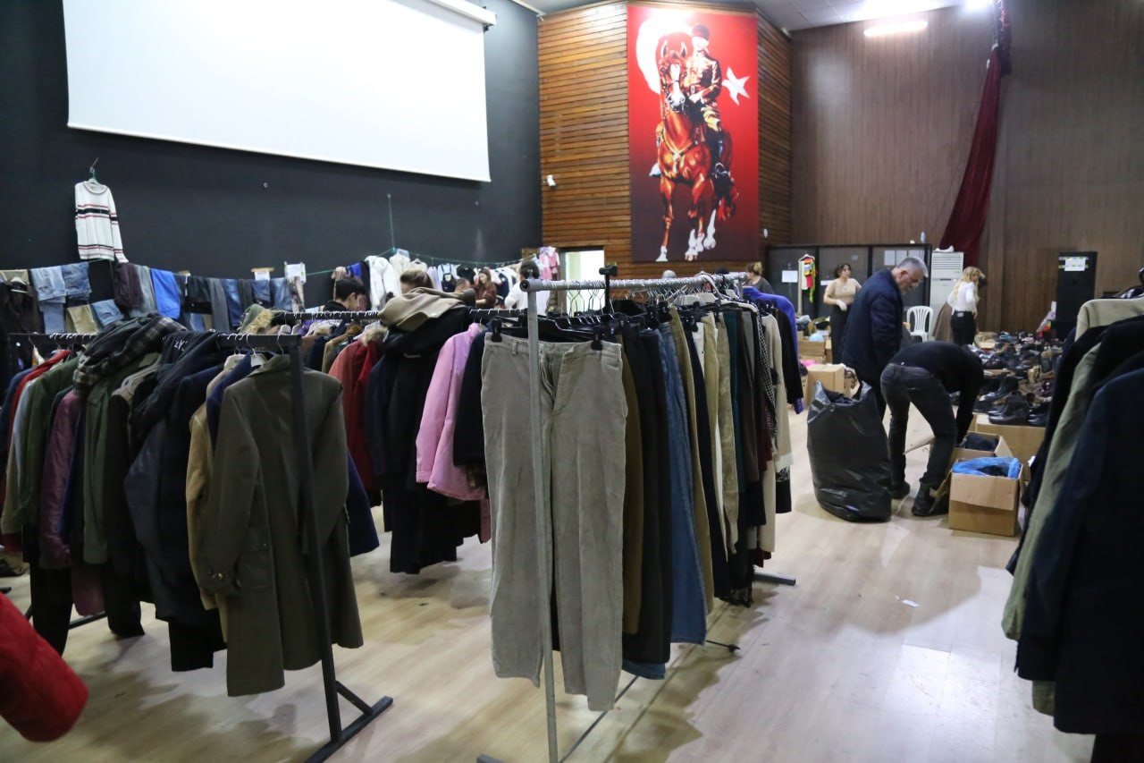 Edremit’te depremzedeler için yardımlar devam ediyor