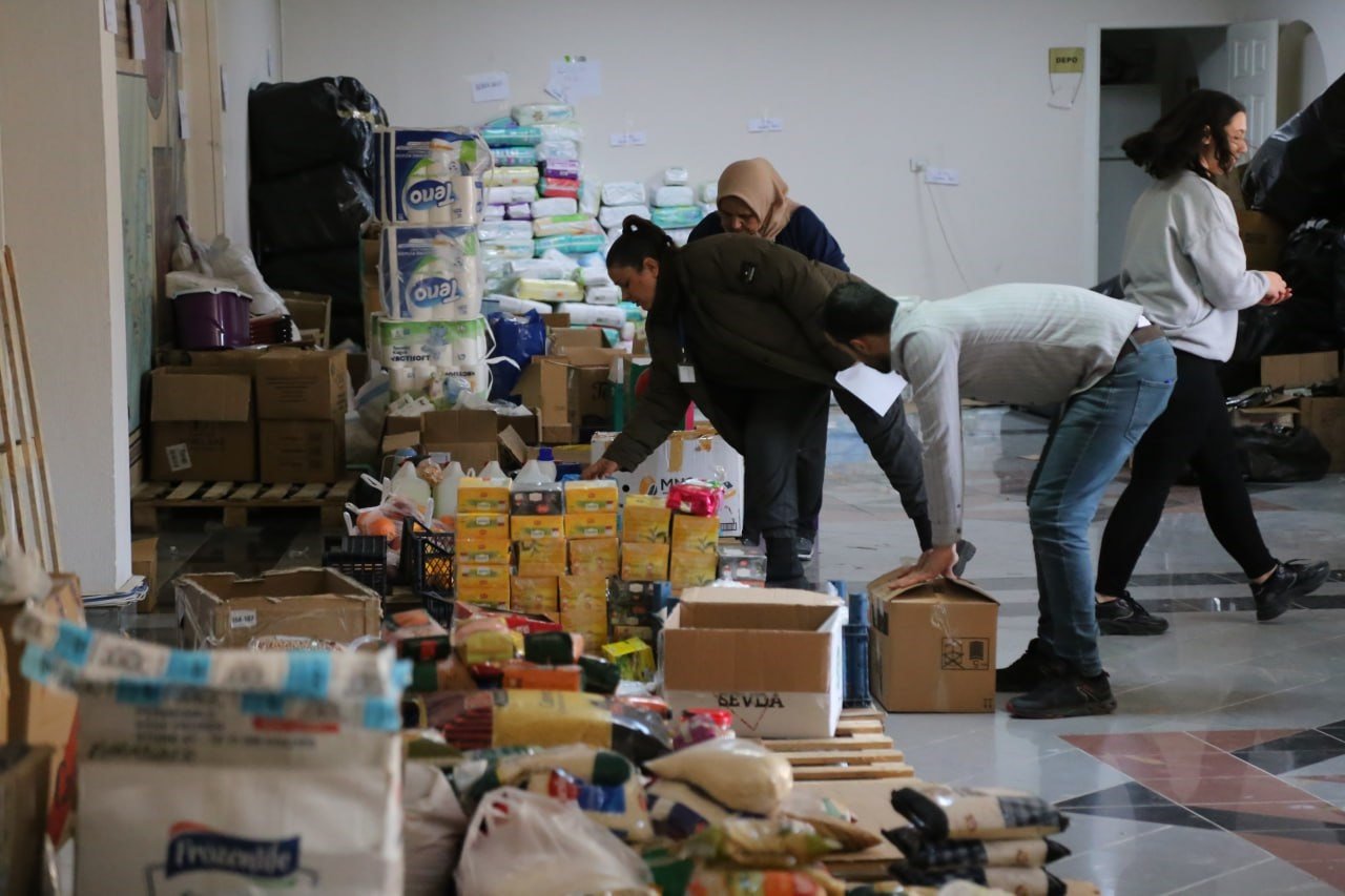 Edremit’te depremzedeler için yardımlar devam ediyor