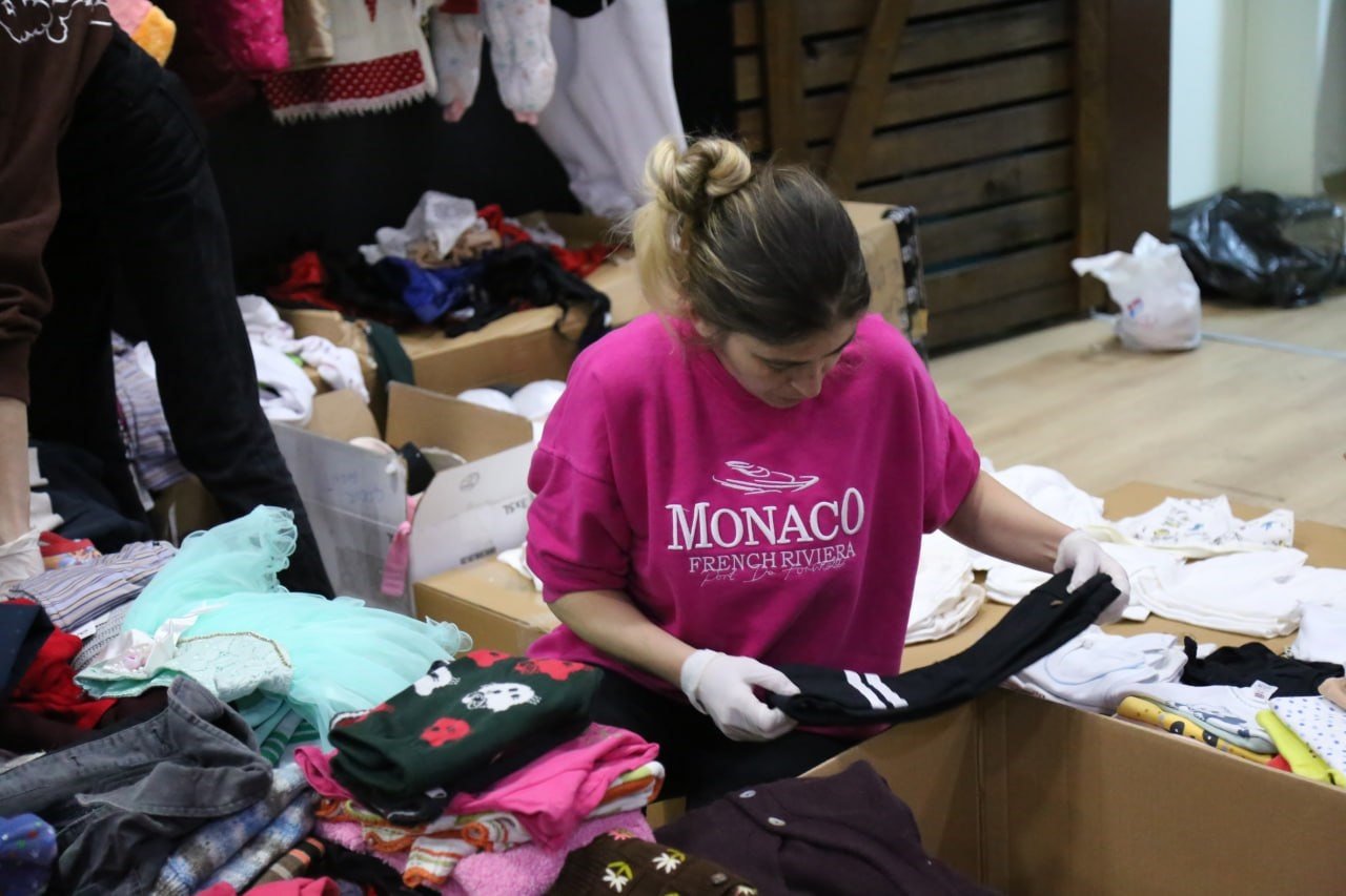 Edremit’te depremzedeler için yardımlar devam ediyor