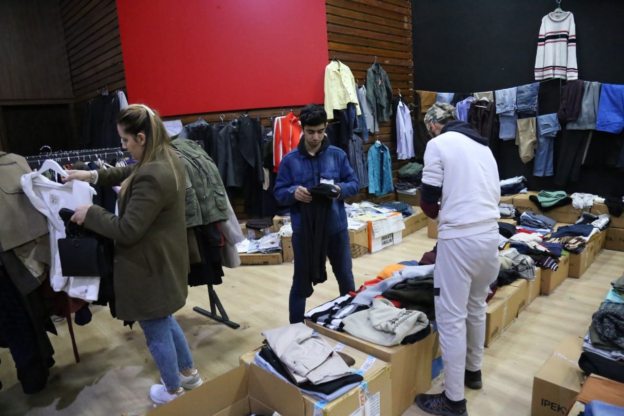 Edremit’te depremzedeler için yardımlar devam ediyor