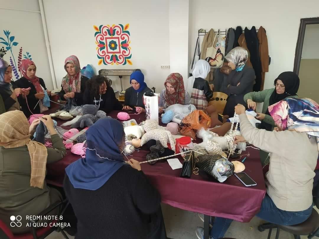 Kozluk’ta öğrenci velileri depremzede çocuklar için örgü bebekler üretiyor