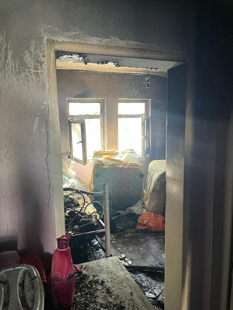 Elektrik kontağından çıkan yangında ev kullanılamaz hale geldi