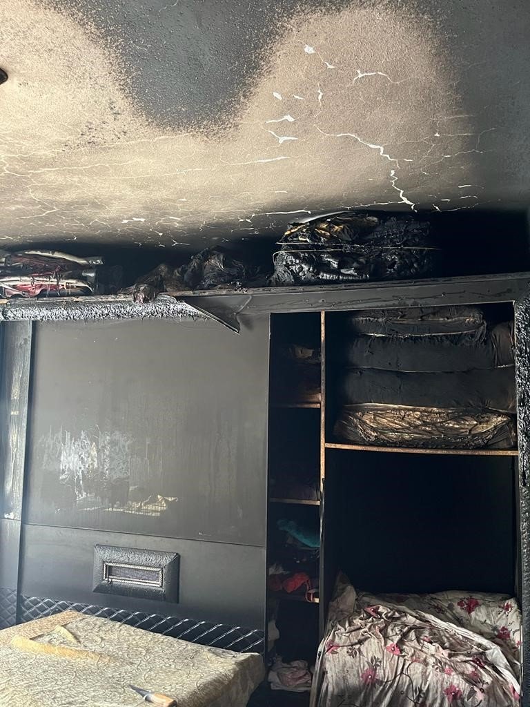 Elektrik kontağından çıkan yangında ev kullanılamaz hale geldi